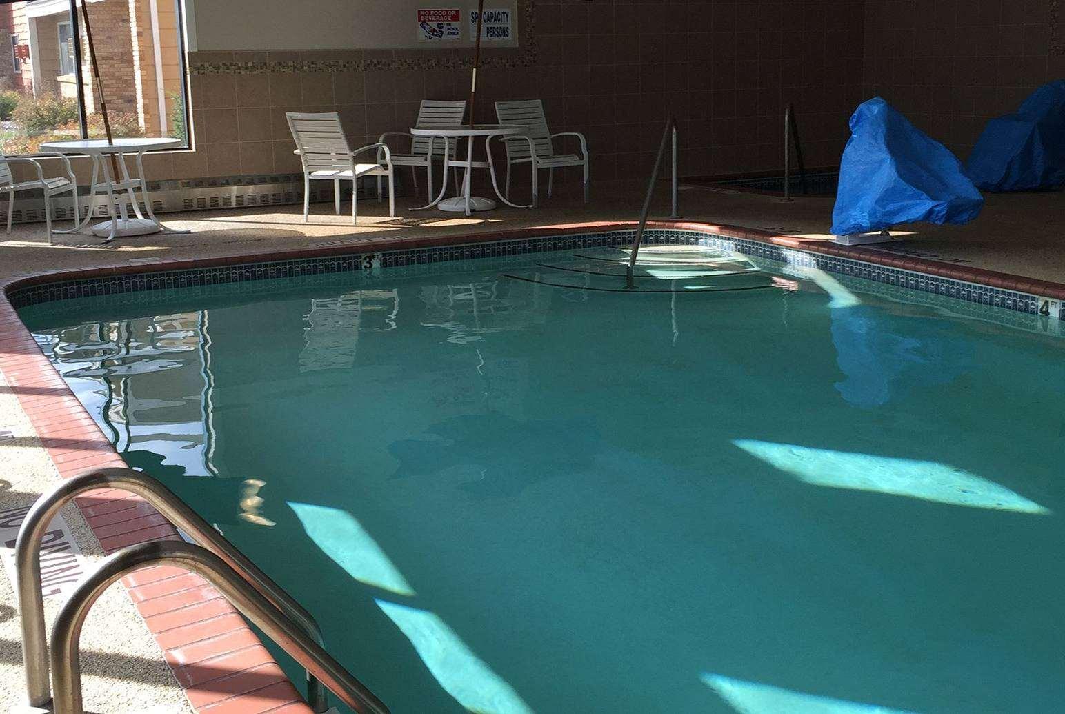 Americinn By Wyndham Forest Hotel